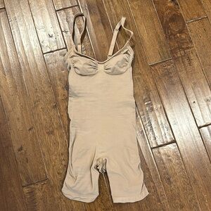 Skims Seamless Sculpt Mid Thigh Bodysuit Never Worn